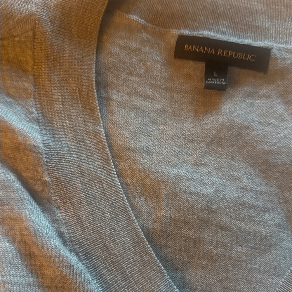Banana Republic Light Gray Knit v-Neck Top - Picture 7 of 7